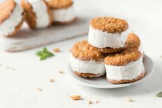 Receta clásica de sándwiches de helado de vainilla que siempre funciona.