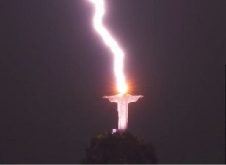 El momento exacto en que un rayo impacta en el monumento Cristo Redentor. Foto: Instagram @fsbragaphotos