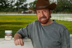 cuantos anos tenia chuck norris en walker ranger de texas