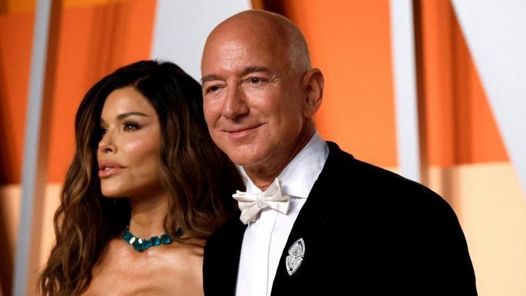 Jeff Bezos se casará con la presentadora de televisión Lauren Sánchez. Jeff Bezos se casará con la presentadora de televisión Lauren Sánchez.