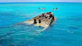 Los arrecifes que rodean Bermuda se han cobrado alrededor de 300 embarcaciones a lo largo de los siglos. Los arrecifes que rodean Bermuda se han cobrado alrededor de 300 embarcaciones a lo largo de los siglos.