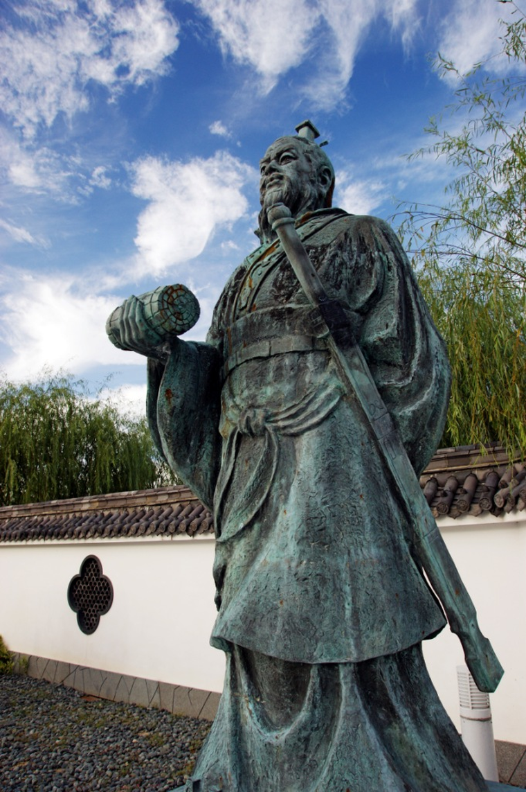 La enseñanza de Sun Tzu puede aplicarse a discusiones, vínculos y decisiones tomadas en momentos de tensión. La enseñanza de Sun Tzu puede aplicarse a discusiones, vínculos y decisiones tomadas en momentos de tensión.
