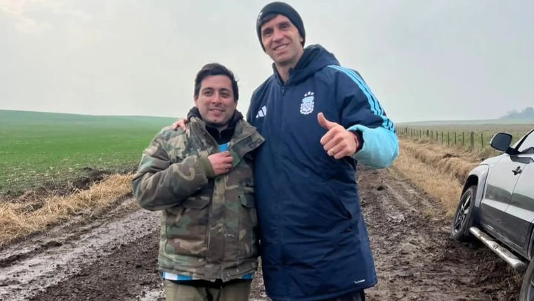 Un padre y su hijo ayudaron al Dibu y se llevaron un regalo inolvidable.