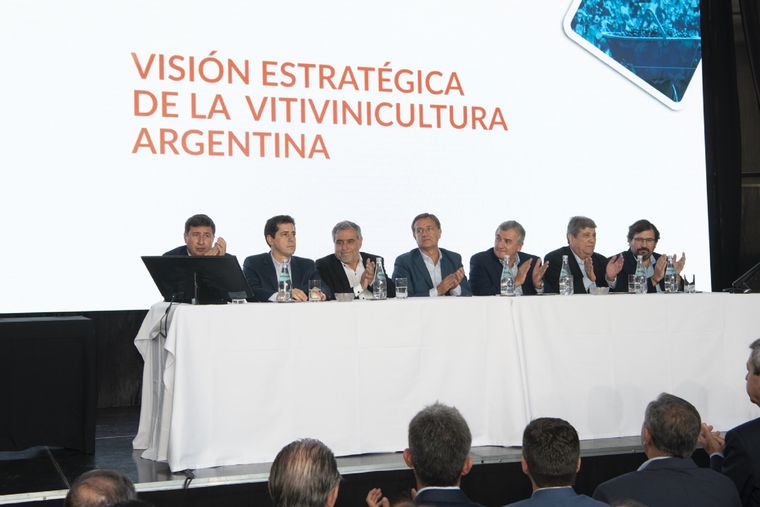 Daniel Arroyo y Eduardo Wado de Pedro, ministros de la Nación, junto a José Zuccardi y Ángel Leotta de COVIAR, los gobernadores de Mendoza, Rodolfo Suarez, y Jujuy, Gerardo Morales, y el secretario de Alimentos y Bebidas de la Nación, Marcelo Alós. Foto: Gentileza