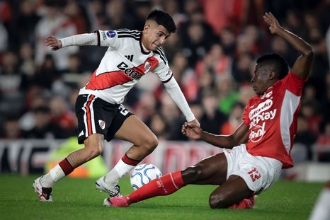 Thiago Almada intenta superar la marca del lateral colombiano Helibelton&nbsp;Palacios.&nbsp;