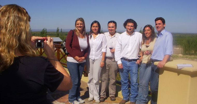 Belén Gaua de Bodegas de Argentina, junto al equipo de Lurton. Foto: MDZ