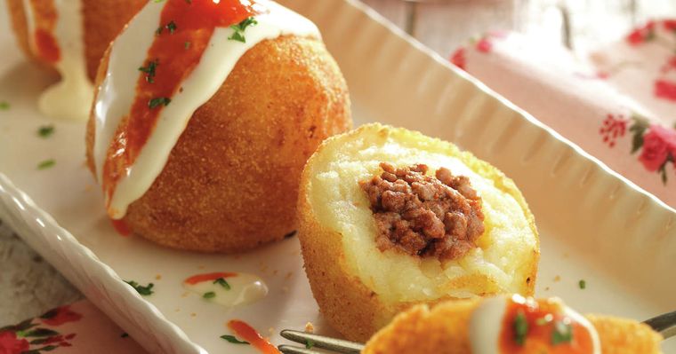 En la receta de papa rellena con carne picada, la carne se puede sazonar con especias locales. En la receta de papa rellena con carne picada, la carne se puede sazonar con especias locales.