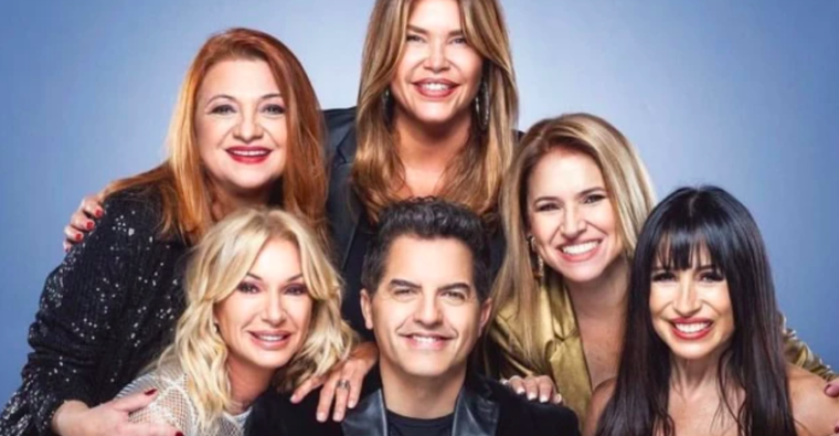 Ángel de Brito junto a sus cinco angelitas titulares.