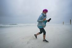 Courtney Watts, de Tuscaloosa, Alabama, en la playa Gulf State Park, el martes 15 de septiembre de 2020 mientras se acerca el huracán Sally a las costas del Golfo de México. Foto: AP Foto/Gerald Herbrt