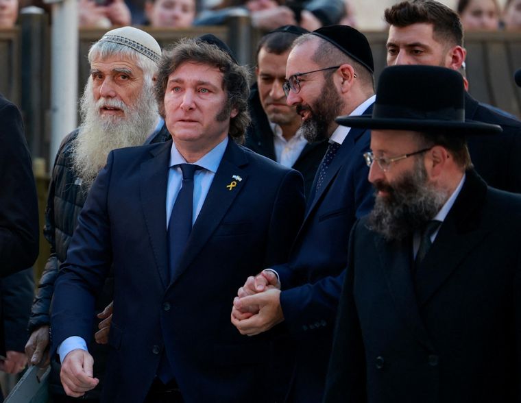 El presidente Javier Milei, emocionado en el Muro de los Lamentos Foto: NA