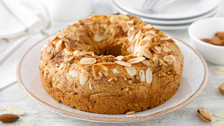 Exquisita receta de torta de almendras con azúcar impalpable y almendras fileteadas.