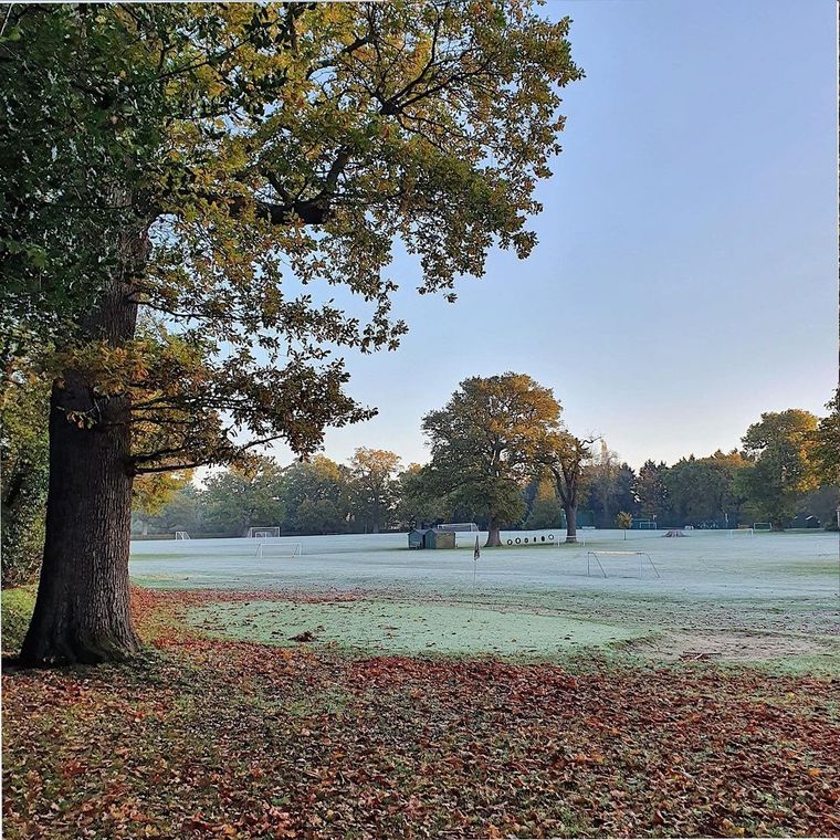 De fondo las canchas de fútbol del colegio. Foto: Lambrook School.