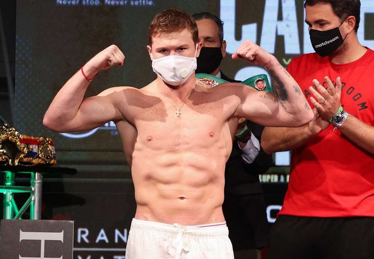 Canelo buscará quedarse con dos cinturones de los supermedianos.