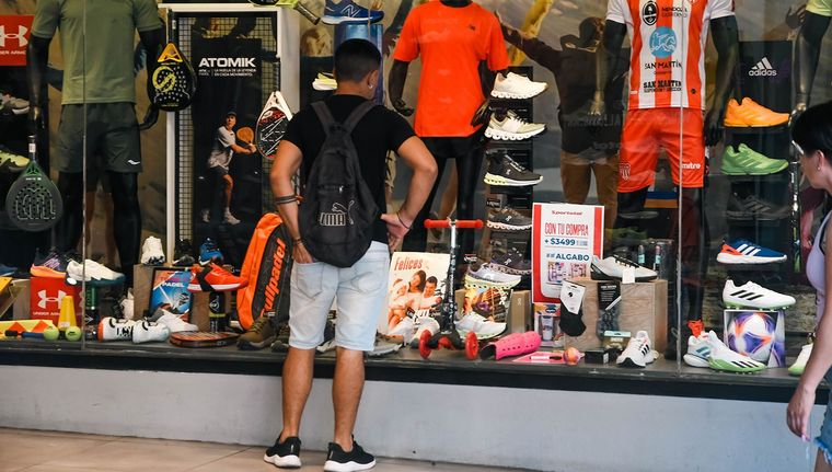 No alcanza: cada vez más ingresos quedan por debajo de la línea de pobreza Foto: Santiago Tagua/MDZ