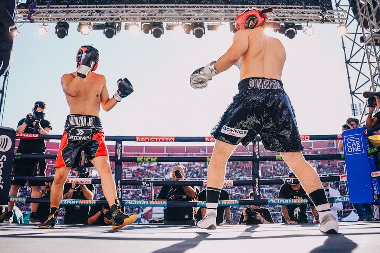 La lucha de los nietos de dos leyendas abrieron la tarde en el Ducó. La lucha de los nietos de dos leyendas abrieron la tarde en el Ducó.