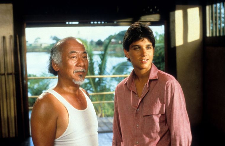 Pat Morita interpretó al Señor Miyagi, un maestro de karate, en la película Karate Kid.? Foto: IMDB