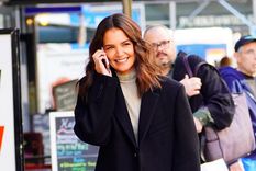 Katie Holmes nos da lecciones de estilo para aprender a usar tapados con jeans Foto: InStyle