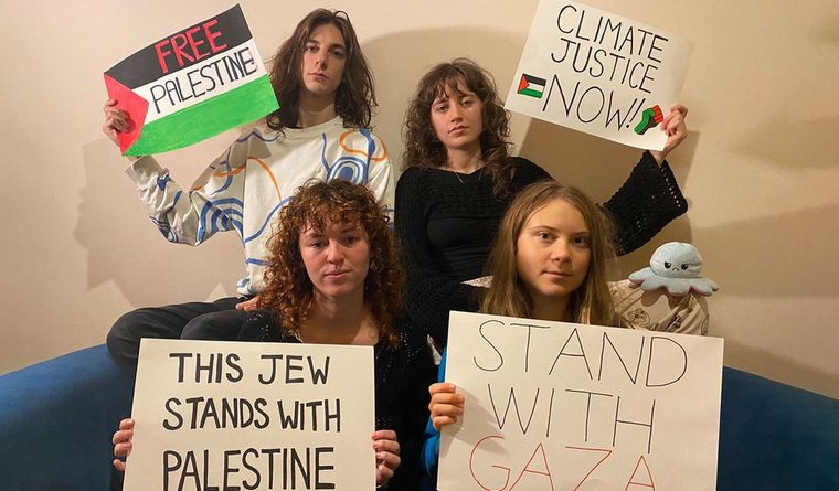 La activista, protestando junto a colegas. Foto: X, @GretaThunberg