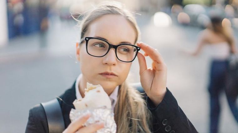 ¿Cuántas veces has acabado comiendo rápido de pie, o caminando? Foto: GETTY IMAGES