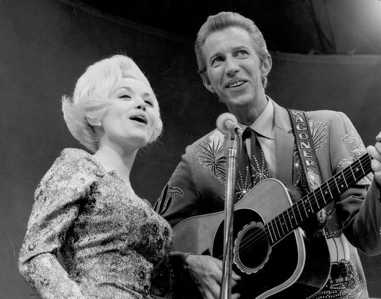 La cantante de música country Dolly Parton y su colaborador Porter Wagoner actúan en el escenario alrededor de 1967.