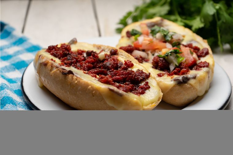 Molletes con chorizo Una receta simple para hacer en pocos minutos Foto: Shutterstock