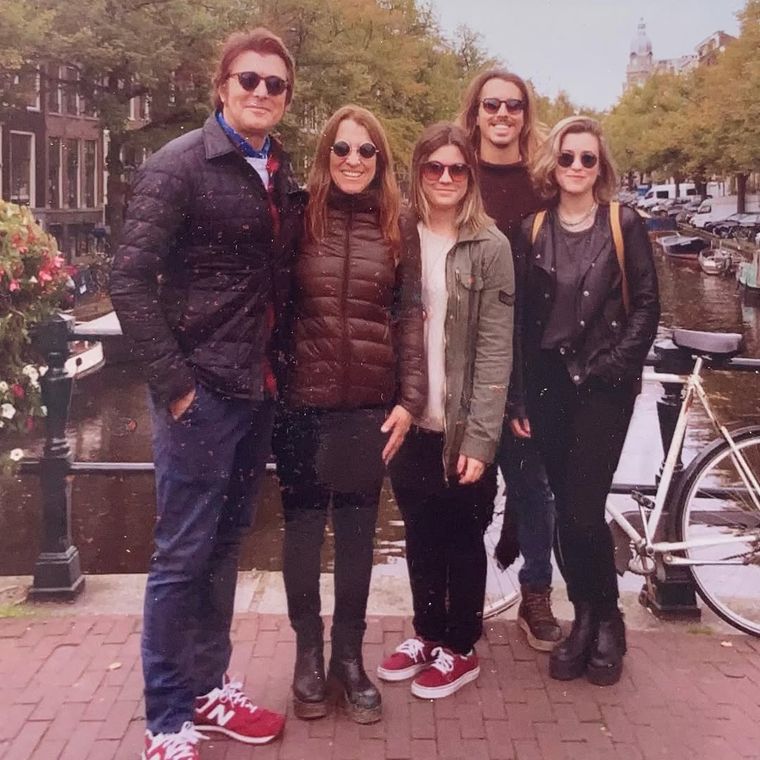 Gabriel Corrado junto a su esposa, Constanza Feraud, y sus hijos, Clara, Lucas y Lucía. Gabriel Corrado junto a su esposa, Constanza Feraud, y sus hijos, Clara, Lucas y Lucía.