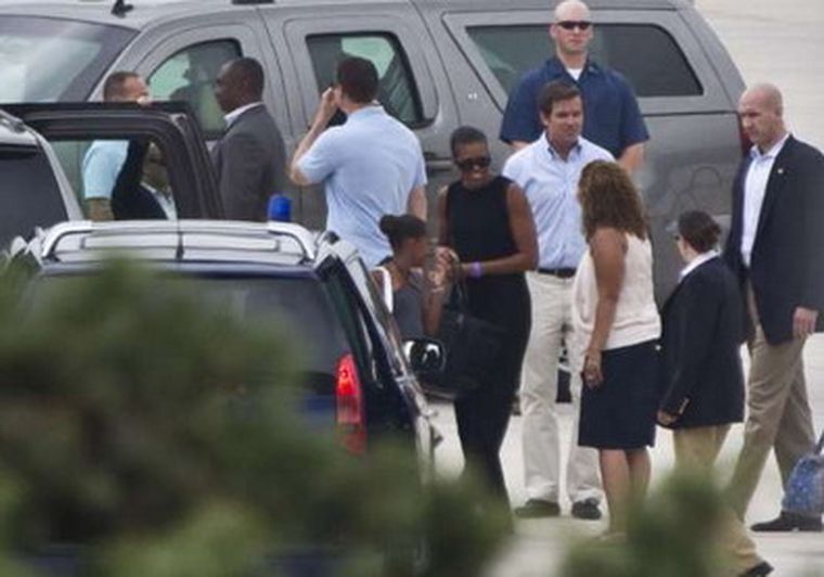 Michelle Obama y su hija Sasha, a su llegada al aeropuerto de Málaga.