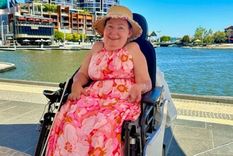 A los 43 años, Melanie decidió contratar a un profesional y tener sexo por primera vez. Foto: MELANIE