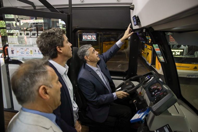 Jorge Macri conociendo una de las nuevas unidades del Trambus. Jorge Macri conociendo una de las nuevas unidades del Trambus.