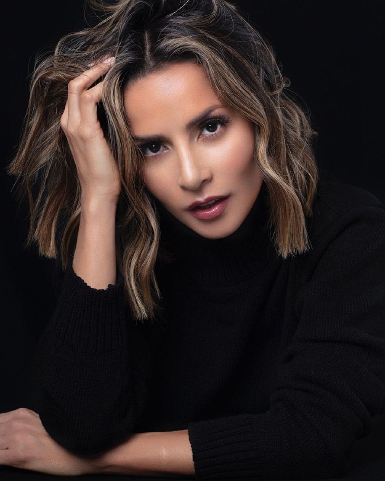 Carmen Villalobos tiene 38 años y es dueña de una gran belleza.