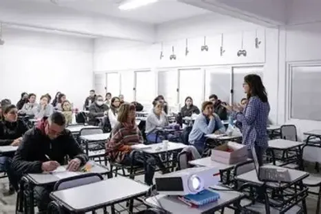 La enseñanza no es una responsabilidad que deba recaer exclusivamente sobre las espaldas de los maestros. La enseñanza no es una responsabilidad que deba recaer exclusivamente sobre las espaldas de los maestros.