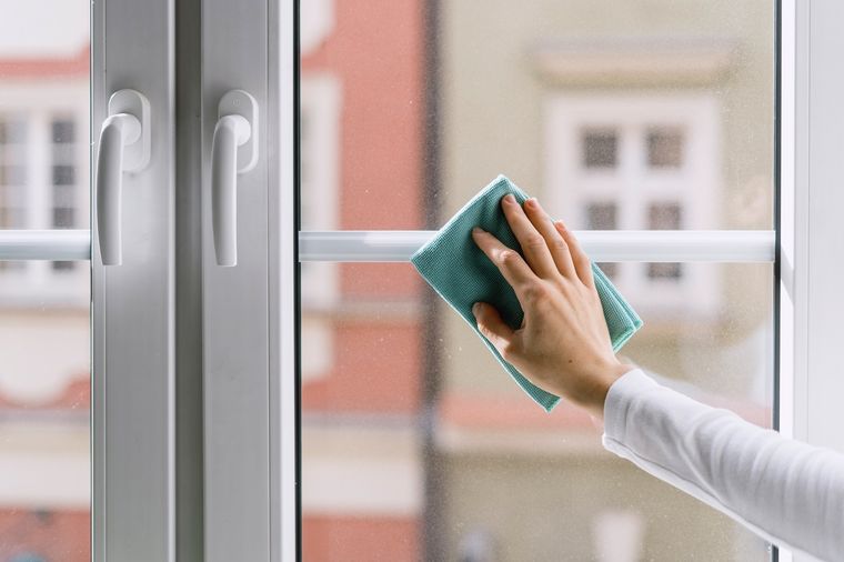 La cebolla, aplicada sobre vidrios, limpia, desinfecta y deja los espejos brillantes sin químicos. Fuente: Shutterstock La cebolla, aplicada sobre vidrios, limpia, desinfecta y deja los espejos brillantes sin químicos. Fuente: Shutterstock