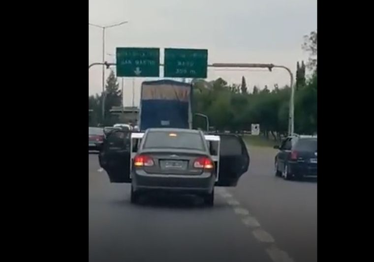 La conductora iba con un mueble que le impedía cerrar las puertas