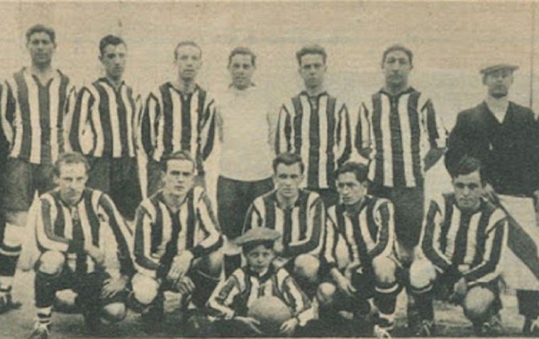 El equipo de River que se presentó en Mendoza con su divisa clásica a rayas roja, blanca y negra. El equipo de River que se presentó en Mendoza con su divisa clásica a rayas roja, blanca y negra.