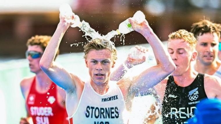 Doble refrigeración durante el caluroso triatlón masculino de Tokyo 2020. Foto: GETTY IMAGES