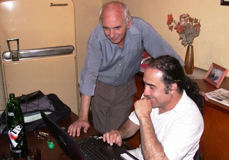 Eduardo Gregorio y Víctor Hugo Cortez preparando el material discográfico. Foto: Eliana Drajer