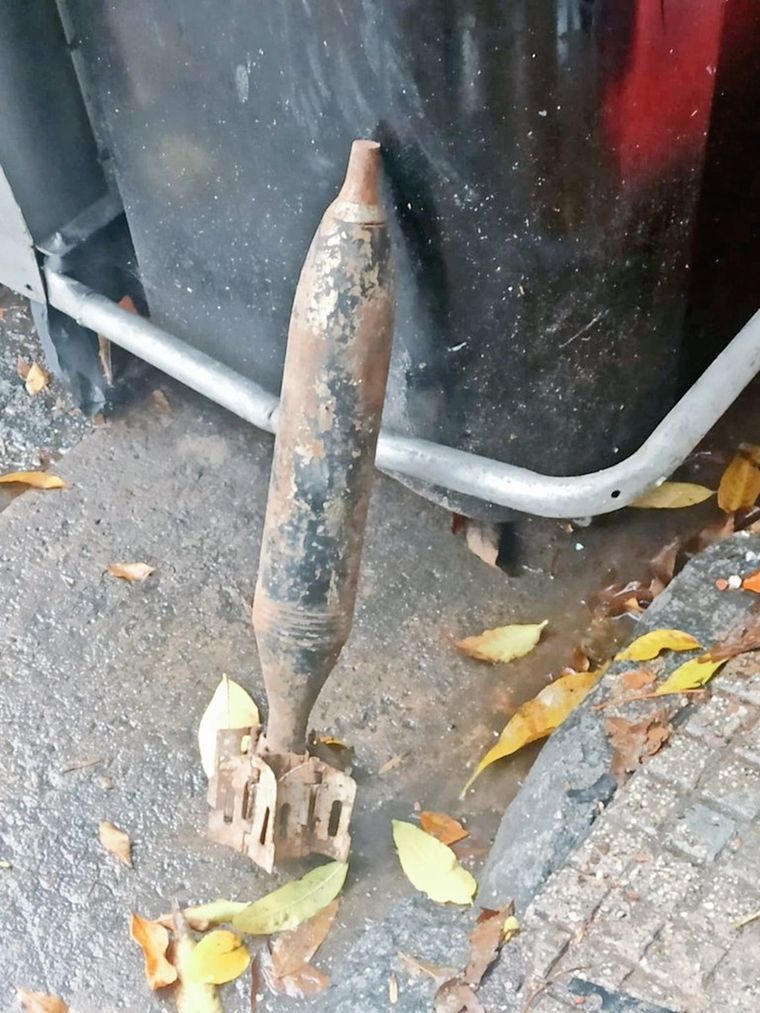 Una ciudadana peruana de 56 años fue detenida en el marco de una investigación que la vincula con el hallazgo de un artefacto explosivo abandonado cerca de la sede de APTRA. Foto: X