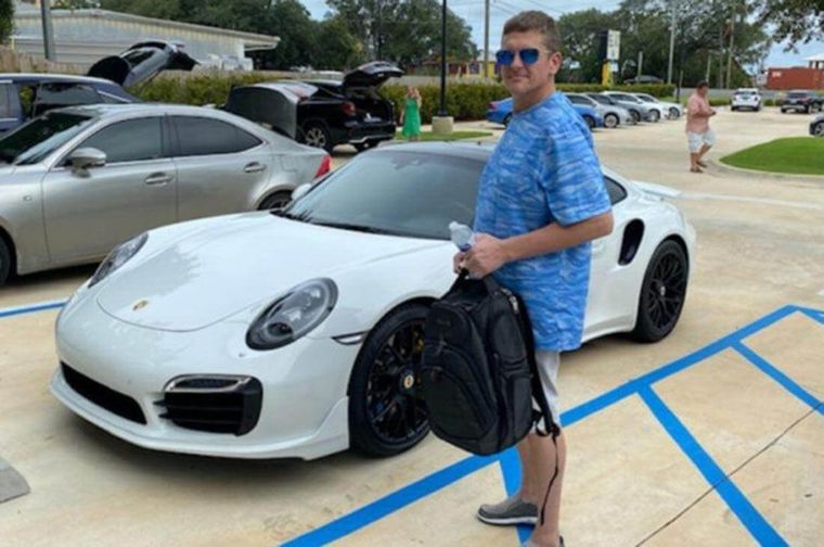 El estafador alcanzó a fotografiarse con el Porsche que compró con un cheque falso