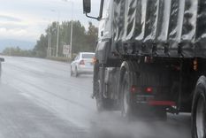 Un hombre caminaba por la banquina de la Ruta 7, fue atropellado por un camión y murió en Maipú Foto: Imagen ilustrativa / ALF PONCE MERCADO / MDZ