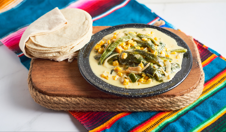 Esta receta es tan vers&aacute;til que puede servirse como guarnici&oacute;n, relleno de tamales, tacos o empanadas, siendo un ejemplo perfecto de c&oacute;mo un mismo platillo se adapta a distintas regiones del pa&iacute;s.