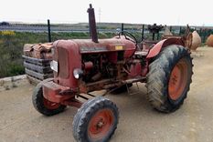 Además de varios objetos de valor, los ladrones se llevaron una camioneta y un tractor rojo/Imagen ilustrativa Además de varios objetos de valor, los ladrones se llevaron una camioneta y un tractor rojo/Imagen ilustrativa