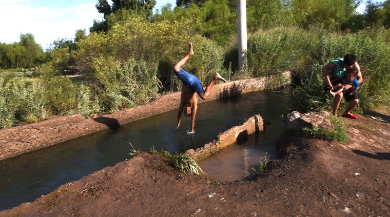 Cada verano muere al menos una persona por bañarse en cauces de riego. Foto: Archivo MDZ