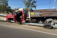 El camión terminó frenando su desastroso paso contra un guardarraíl de calle Uspallata. El camión terminó frenando su desastroso paso contra un guardarraíl de calle Uspallata.