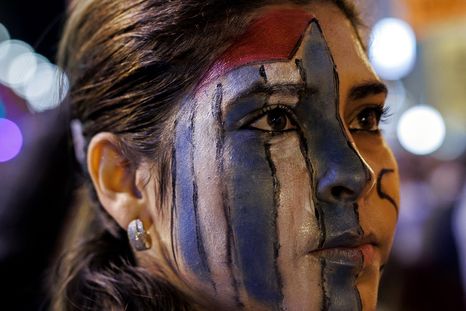 Una mujer en Cuba, en una concentración contra las políticas del Gobierno del presidente Miguel Díaz-Canel. Foto Dpa Una mujer en Cuba, en una concentración contra las políticas del Gobierno del presidente Miguel Díaz-Canel. Foto Dpa