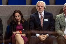 El fundador de WikiLeaks, Julian Assange, su esposa Stella Assage y el editor jefe de Wikileaks, Kristinn Hrafnsson. Foto: Efe. El fundador de WikiLeaks, Julian Assange, su esposa Stella Assage y el editor jefe de Wikileaks, Kristinn Hrafnsson. Foto: Efe.