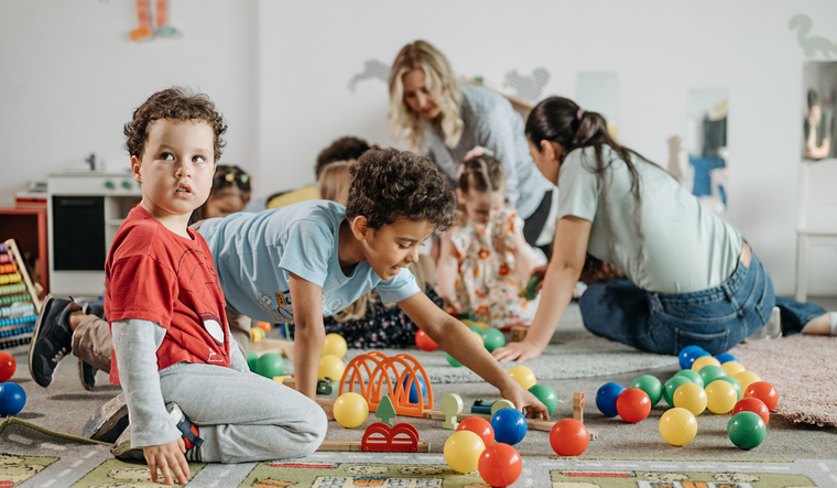 El juego físico sigue resistiendo como una forma genuina de encuentro. El juego físico sigue resistiendo como una forma genuina de encuentro.