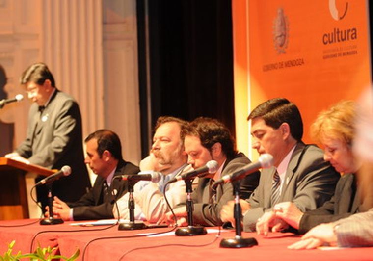 El vicegobernador y otros funcionarios, en la apertura. Foto: Marcelo Ruiz/ MDZ