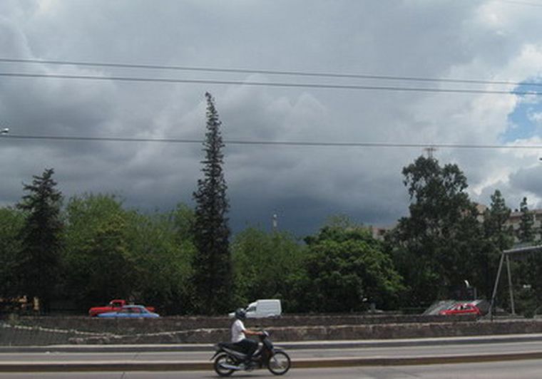 Las nubes comenzaron a formarse antes del mediodía. Foto: Carlos Fernández / MDZ
