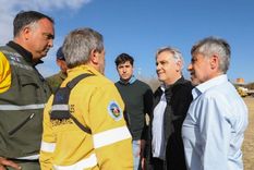 El anuncio lo hizo el gobernador Martín Llaryora luego de reunirse con los bomberos que están en guardia de cenizas tras los incendios. Foto: Gobierno de Córdoba