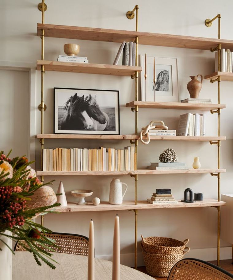 Las piezas decorativas se eligen con moderación, pero cada una cuenta una historia, tiene una característica táctil y está impregnada de historia y carácter. Créditos: DATE Interiors / Seth Caplan / Marian Marcki-Matos. Las piezas decorativas se eligen con moderación, pero cada una cuenta una historia, tiene una característica táctil y está impregnada de historia y carácter. Créditos: DATE Interiors / Seth Caplan / Marian Marcki-Matos.